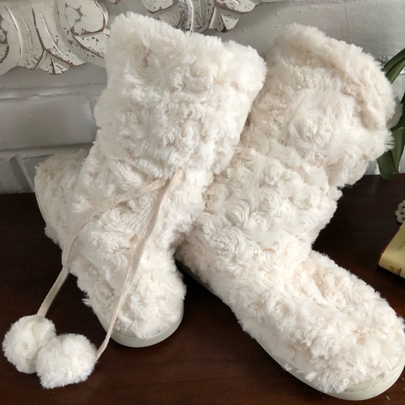 FUZZY BOOTY SLIPPERS - Picture 4 of 13
